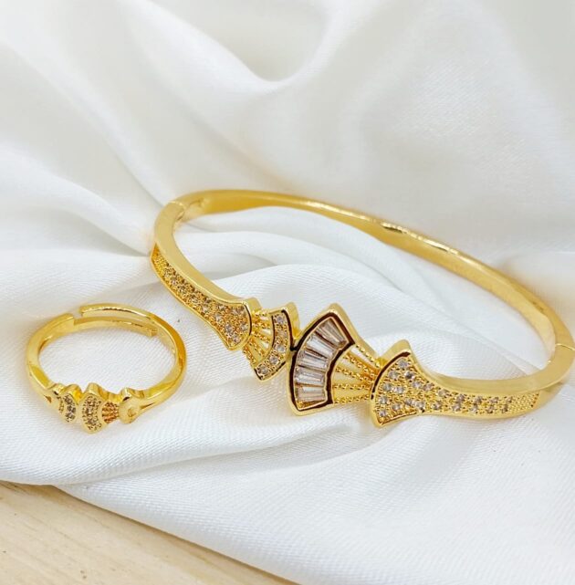 Classic Gold Polish Bangle – Lightweight & Long-Lasting Shine
